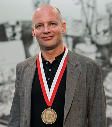 Philipp Mitteroecker wearing his Rohlf Medal