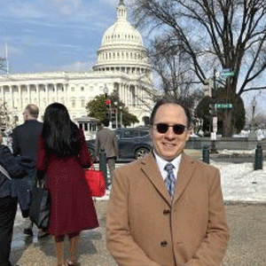 Dean Andrew Singer in front of the U.S. Capitol.