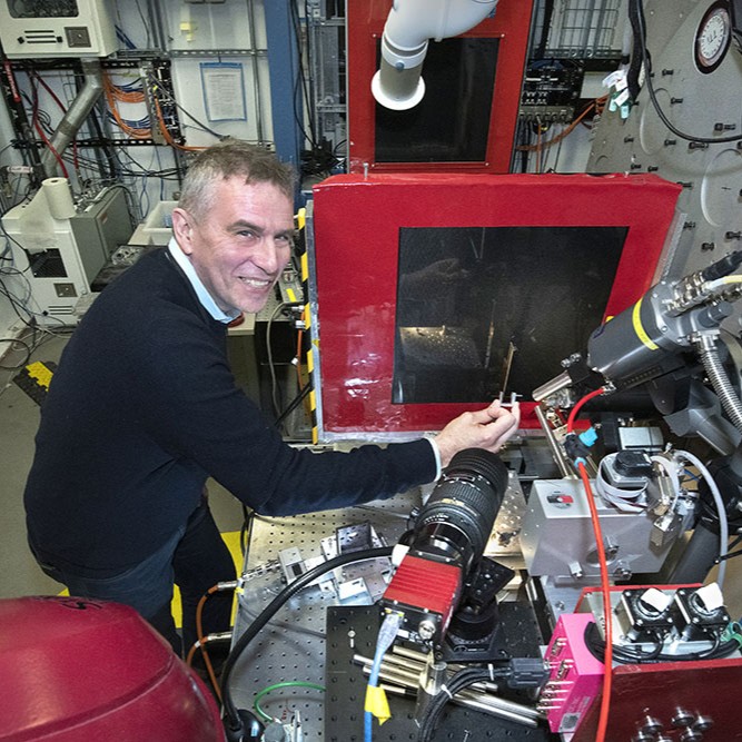 Anatoly Frenkel working in lab