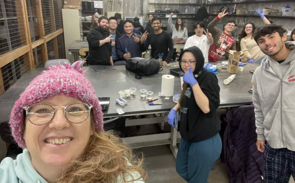 Dr. Sharon Pochron works with students in the worm lab