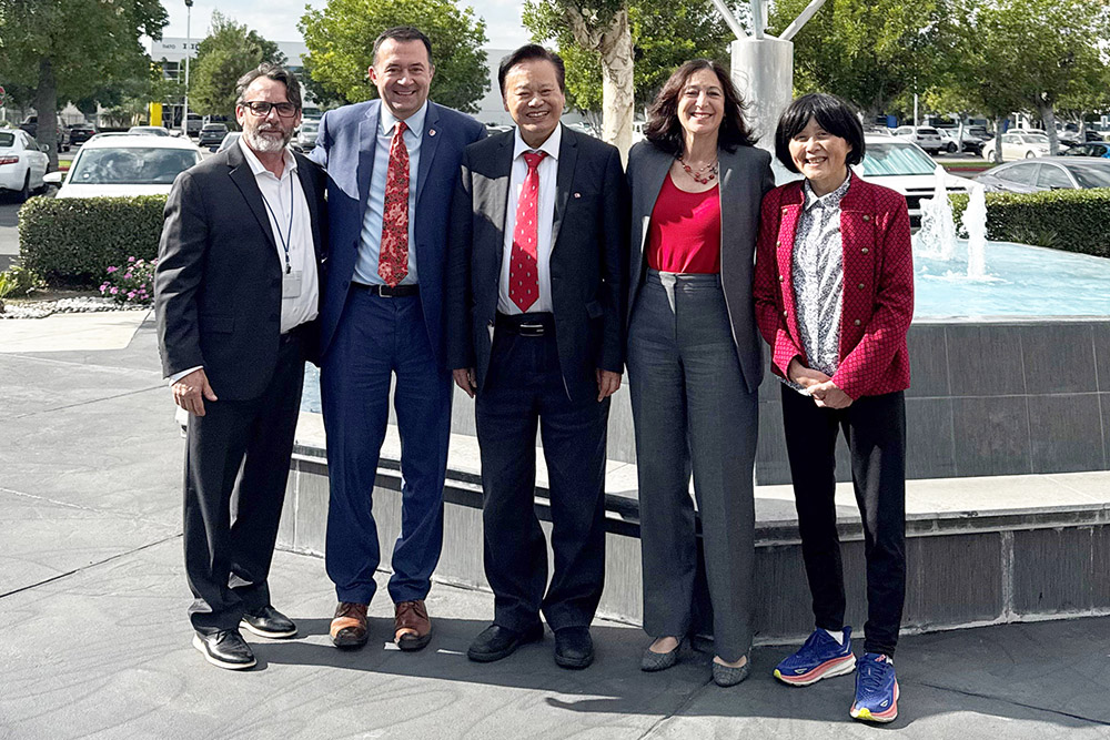 Group photo for CN Yang Institute $12M Gift
