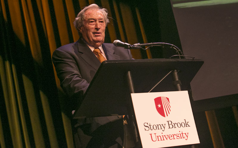Richard Leakey speaking to an audience at SBU