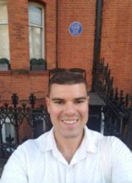 Rimby in front of Oscar Wilde’s flat in Chelsea