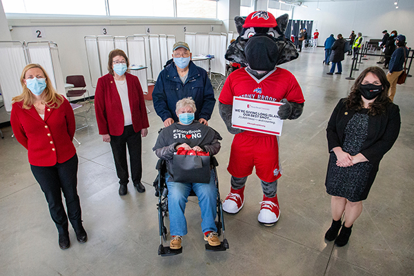 25000th vaccine at SBU POD