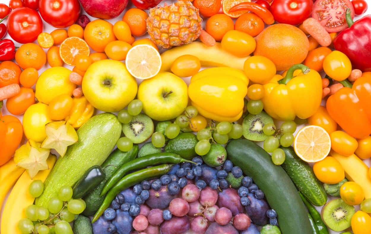 Colorful arrangement of fruits and vegetables in a rainbow gradient