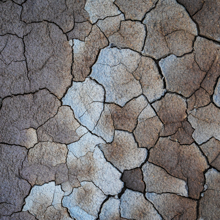 A close up of stone with cracks in it.