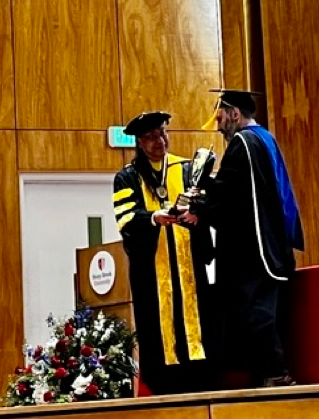 Valerio Dao receiving award from Chang Kee Jung 