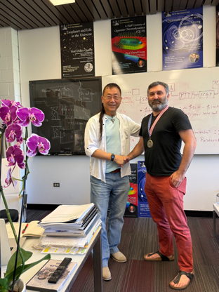 Valerio Dao with the award from Chang Kee Jung