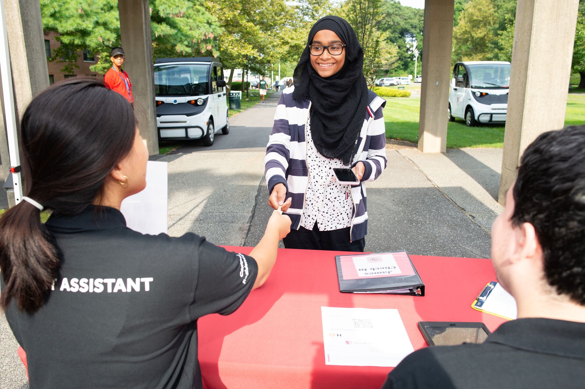 A Resident Assistant is helping a residential student check-in